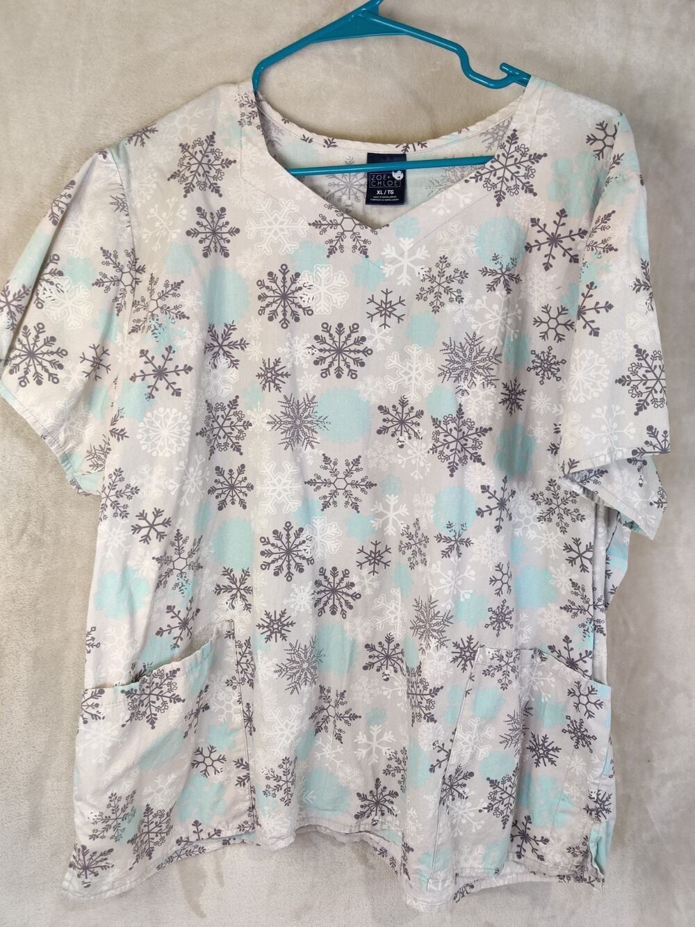 Zoe + Chloe Scrub Top Size XL Snowflake Print V-Neck